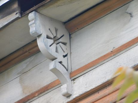 [Picture of eave bracket]